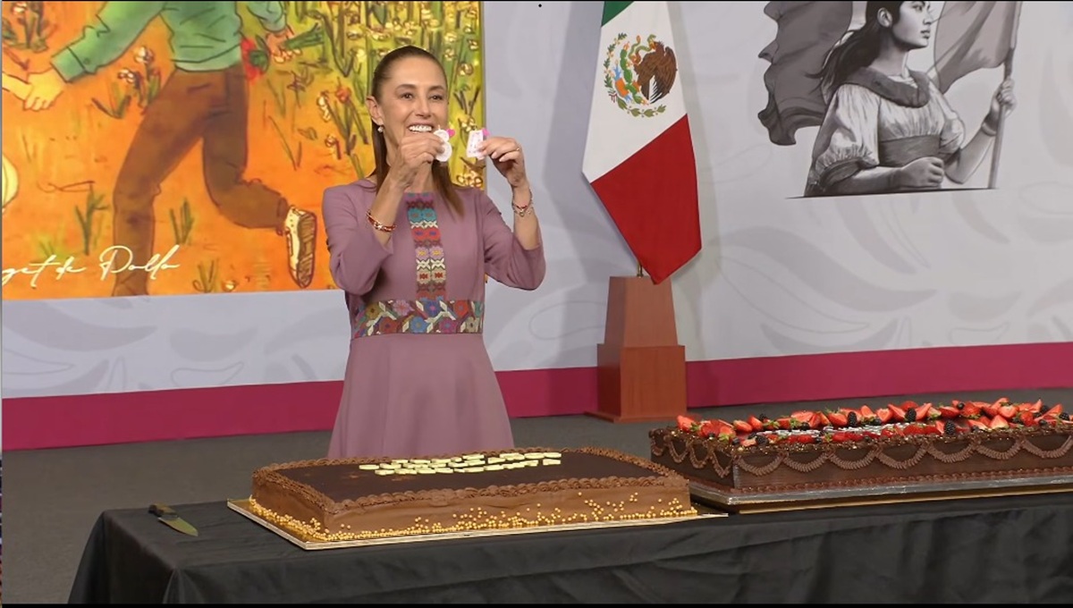 Claudia Sheinbaum con su pastel de cumpleaños