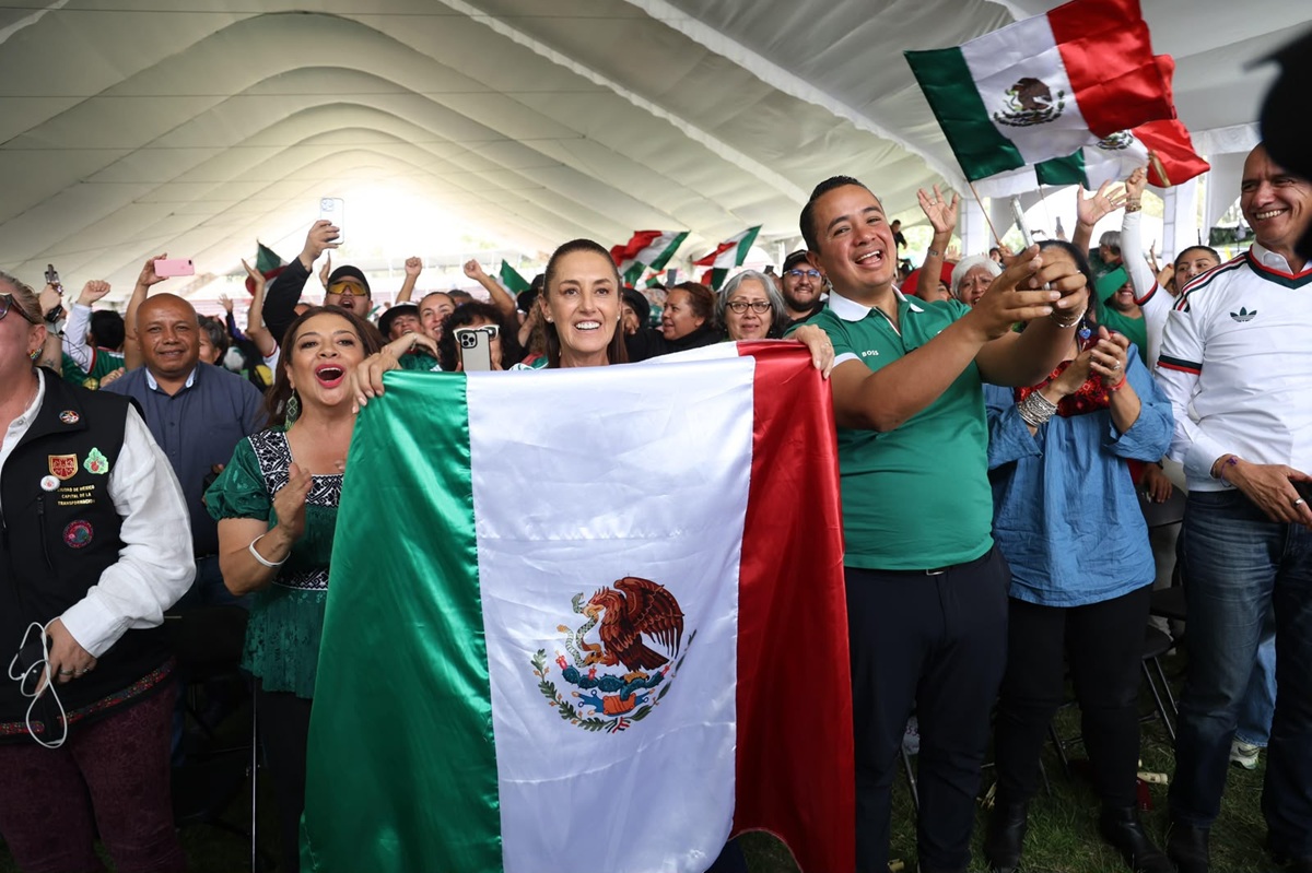 Claudia Sheinbaum en la alcaldía Gustavo A. Madero, disfrutando del primer partido del Mundial 2026