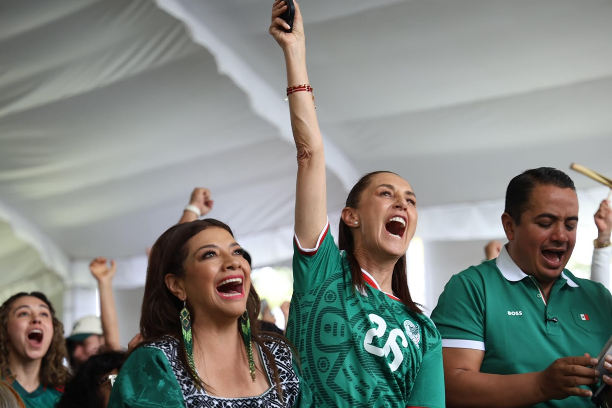 Claudia Sheinbaum en la alcaldía Gustavo A. Madero, disfrutando del primer partido del Mundial 2026