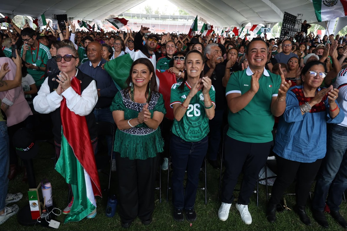 Claudia Sheinbaum en la alcaldía Gustavo A. Madero, disfrutando del primer partido del Mundial 2026