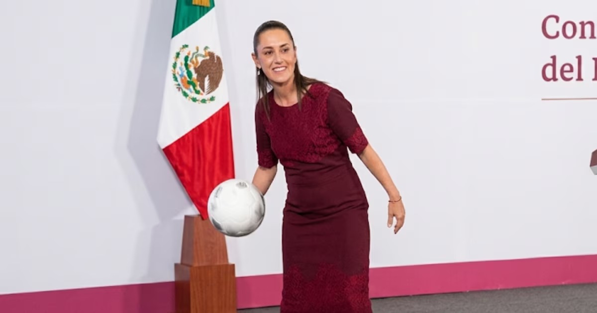 Claudia Sheinbaum lanzando balón en conferencia 'mañanera'