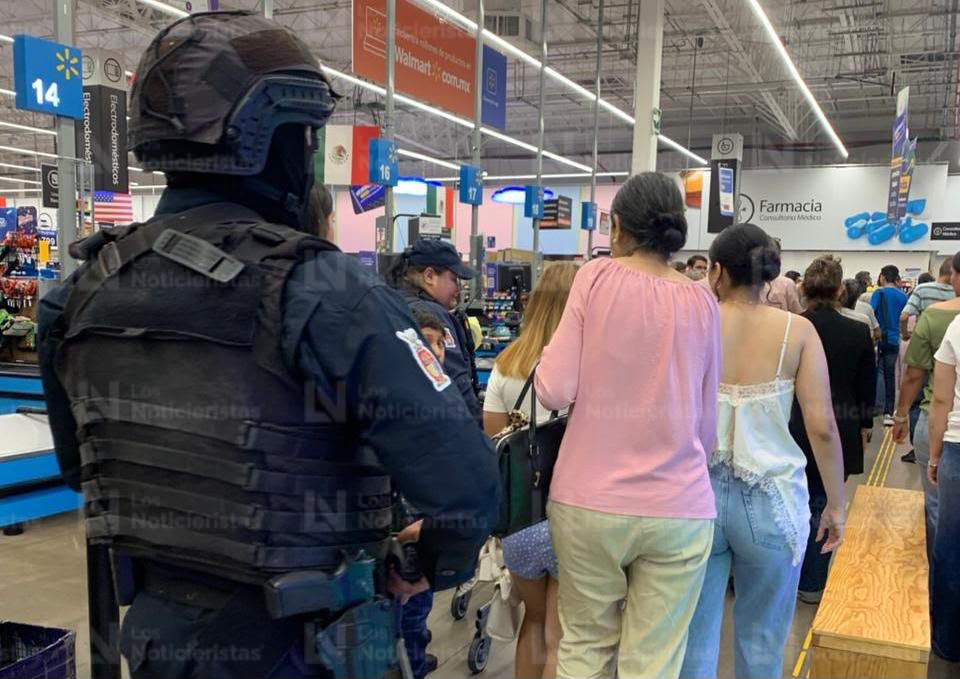 Clientes resguardados tras la ejecución de un hombre en el estacionamiento de un supermercado de La Conquista, Culiacán