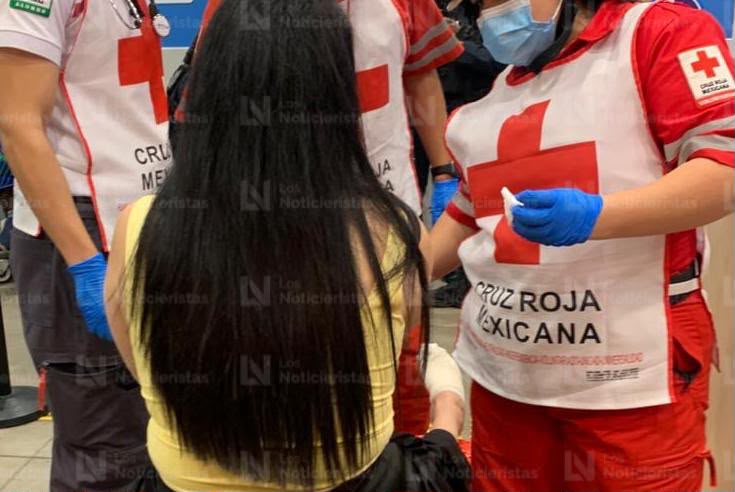 Mujer herida por esquirla tras la ejecución de un hombre en el estacionamiento de un supermercado en La Conquista, Culiacán