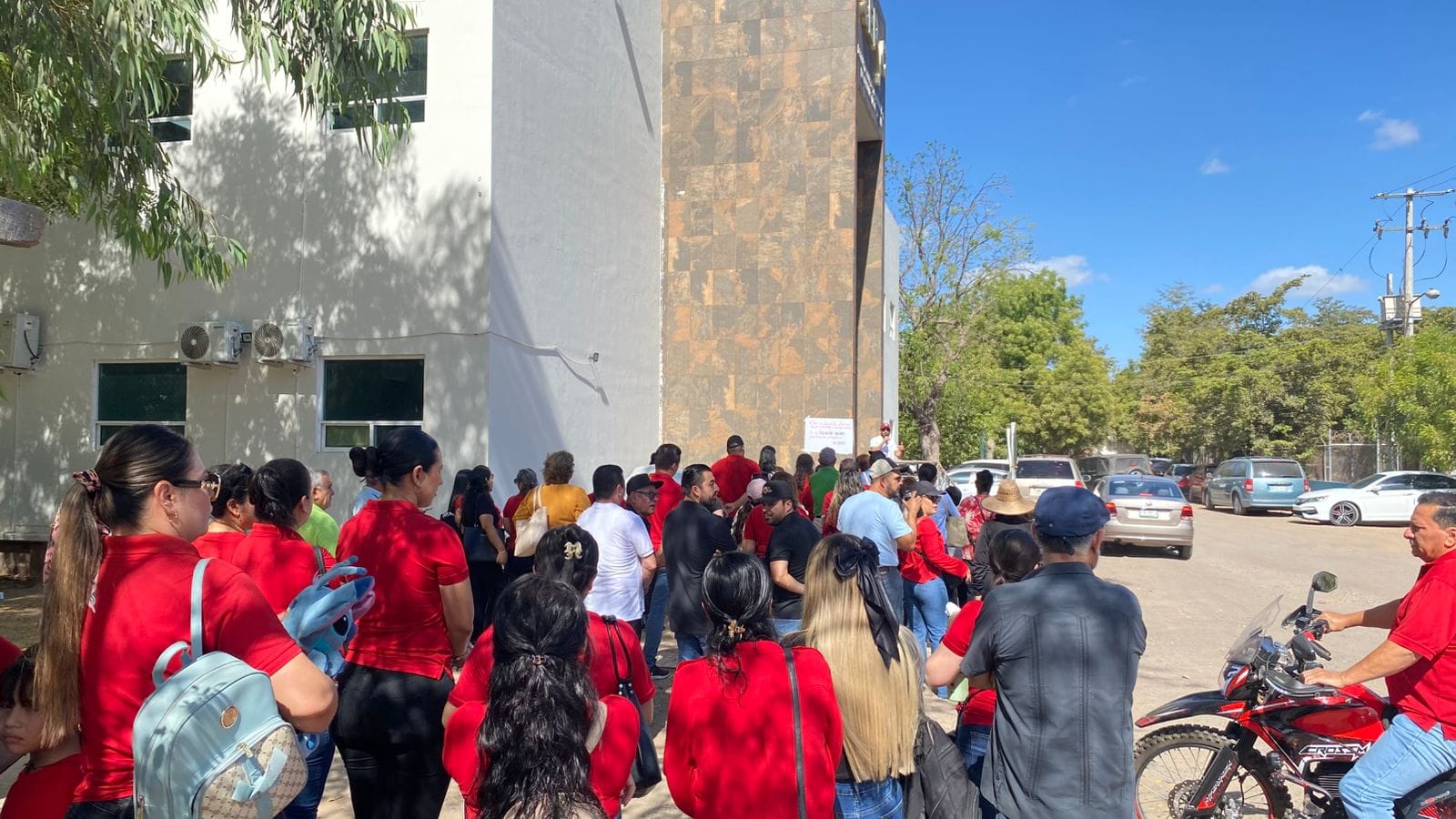 CNTE mantiene protesta en Servicios Regionales de Guasave