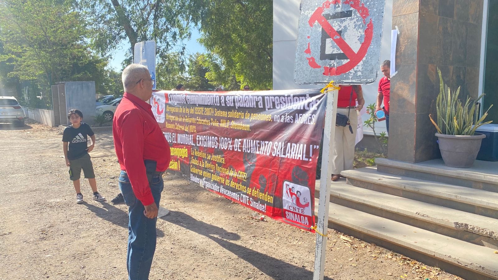 CNTE mantiene protesta en Servicios Regionales de Guasave