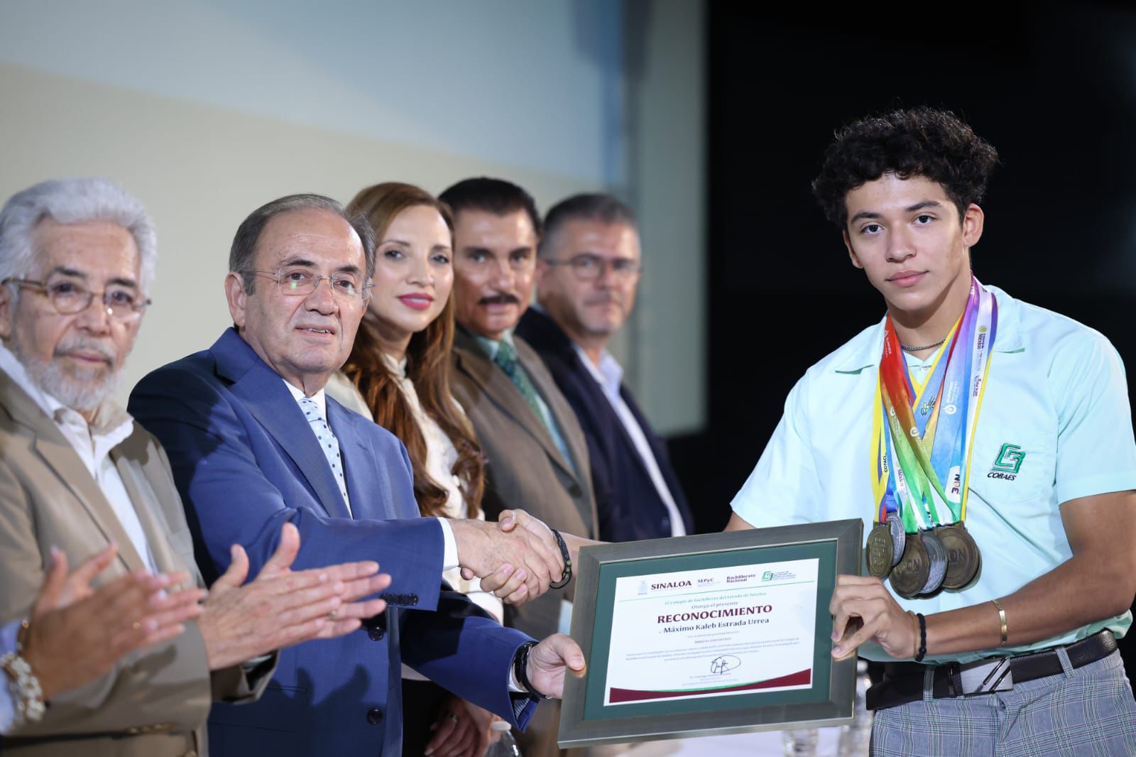Cobaes entrega reconocimientos a su talento estudiantil