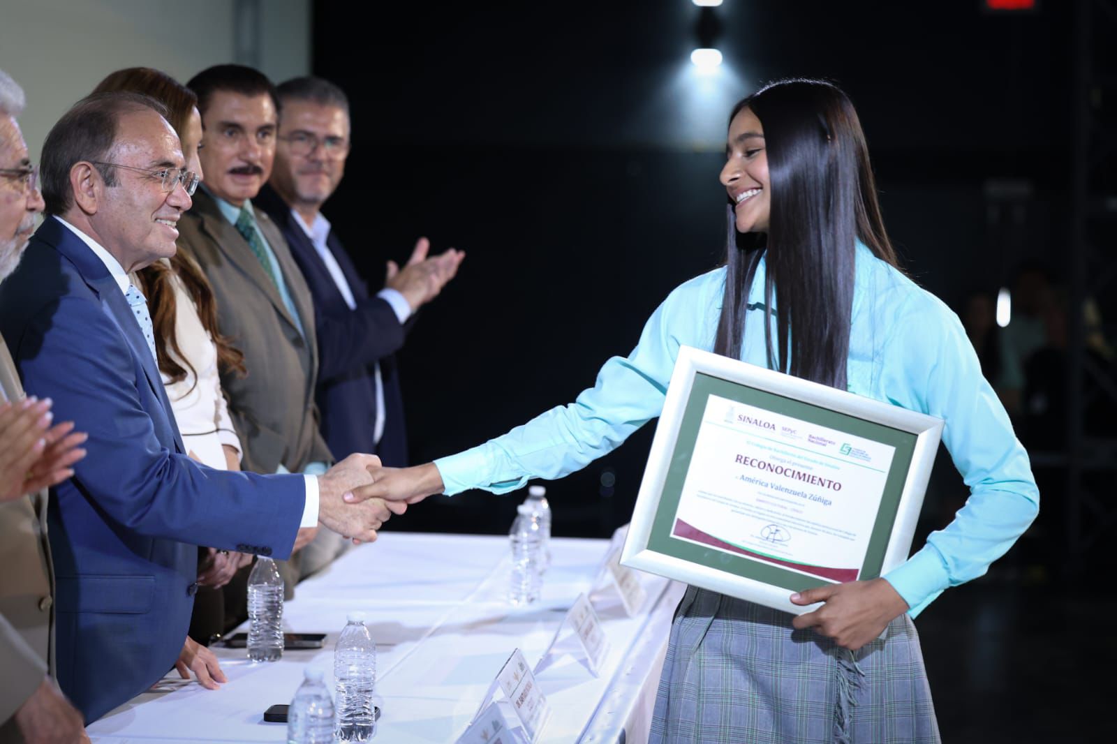 Cobaes entrega reconocimientos a su talento estudiantil
