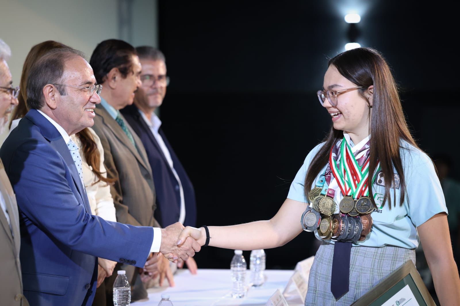 Cobaes entrega reconocimientos a su talento estudiantil