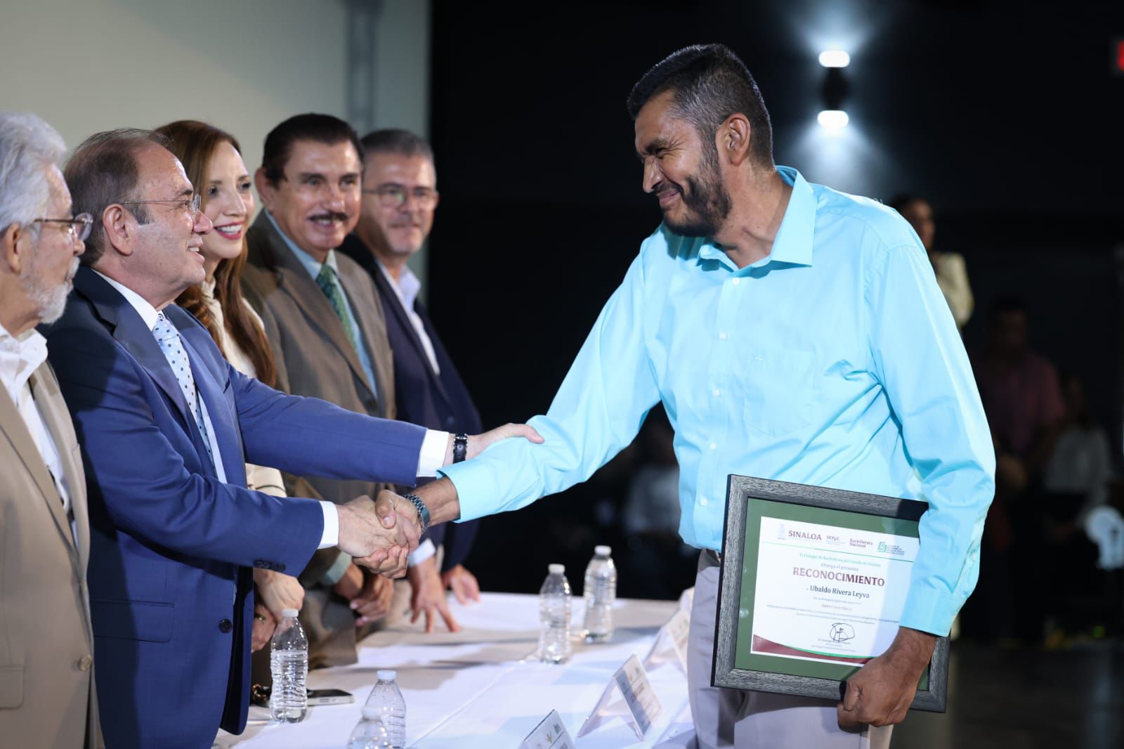 Cobaes reconoce a asesores distinguidos