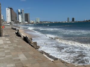 Colapsa tramo del Malecón de Mazatlán