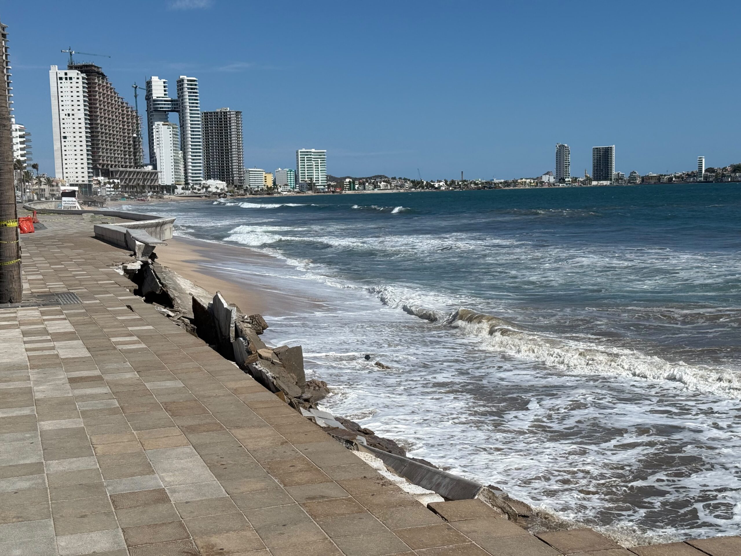 Colapsa tramo del Malecón de Mazatlán