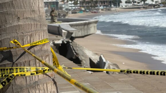 Colapsa tramo del Malecón de Mazatlán, Sinaloa; autoridades acordonan la zona para evitar riesgos