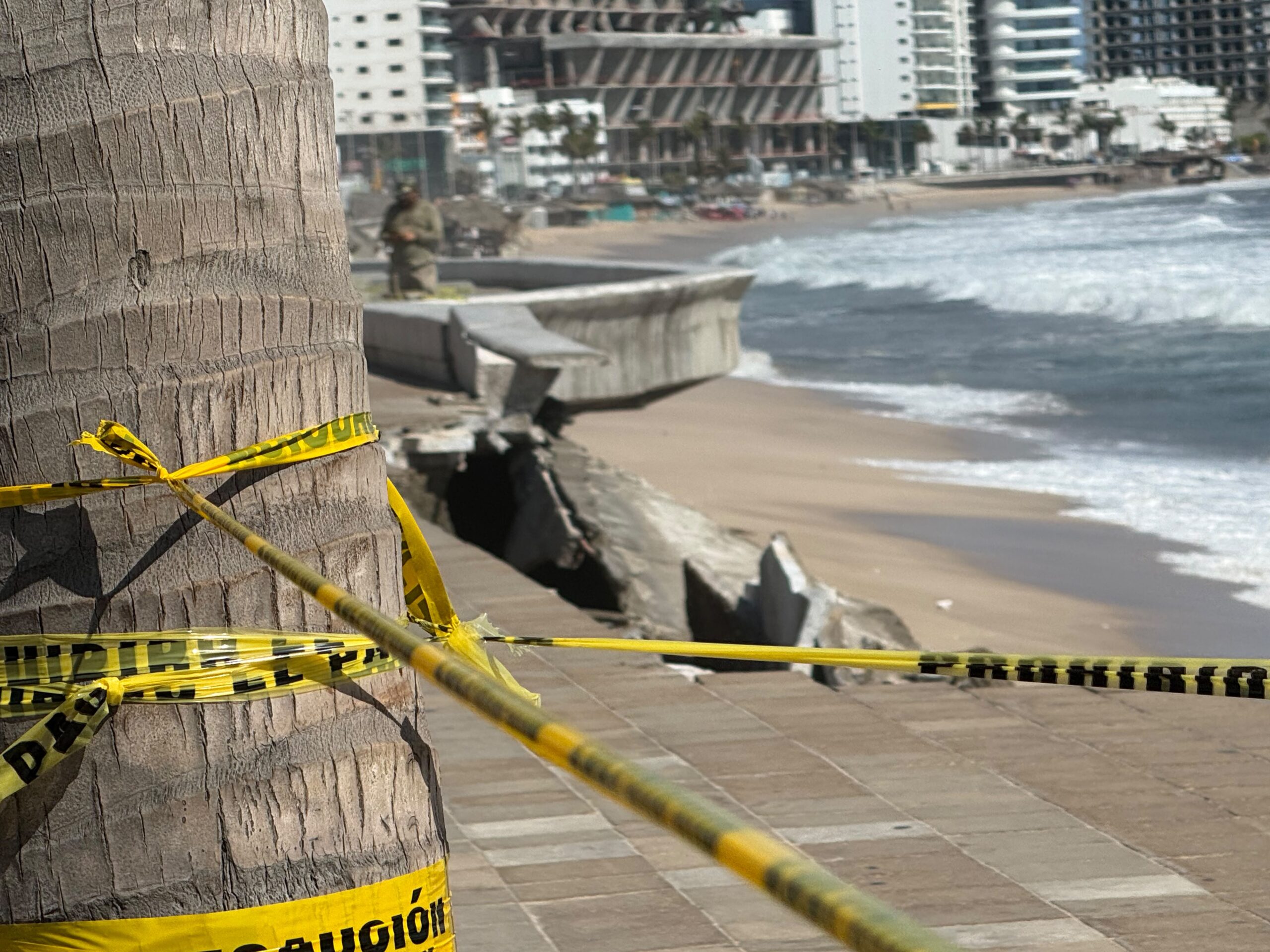 Colapsa tramo del Malecón de Mazatlán
