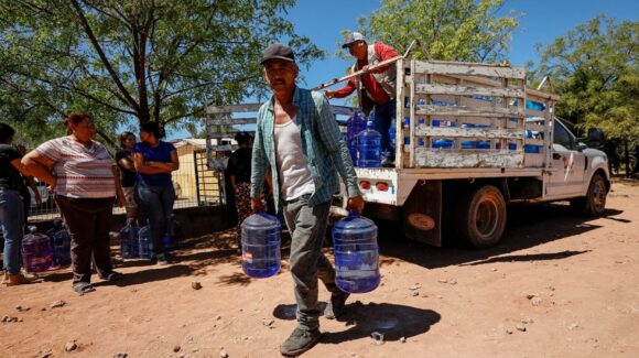 Comunidades de Badiraguato y Mocorito reciben agua para consumo humano del Aquatón, se han dispersado más de 500 mil litros