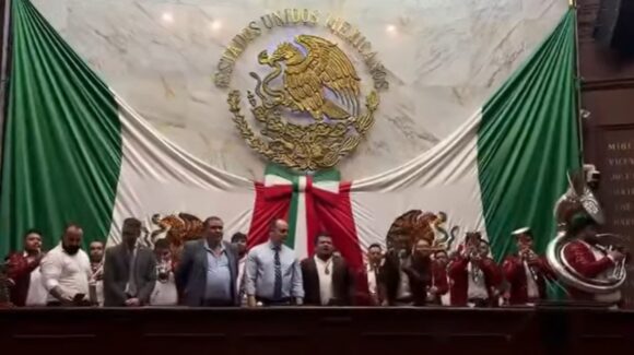 Narcocorrido en el podio: ‘Se les peló Baltazar’ resuena en el Congreso de Michoacán, en festejo del Día del Padre