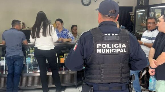 Asaltan joyería en el Centro de Guasave, Sinaloa y se llevan cuantioso lote de alhajas de oro