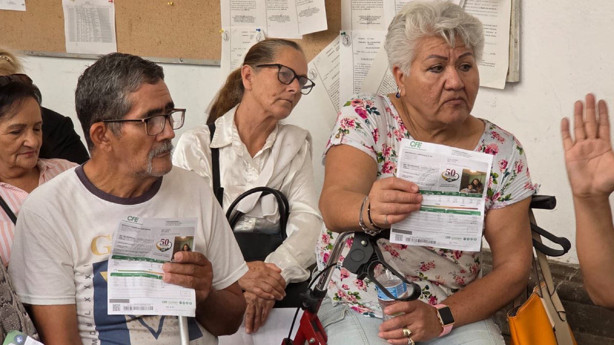 culiacanenses acudieron este jueves a la mesa de atención ciudadana que instalo cfe adulta