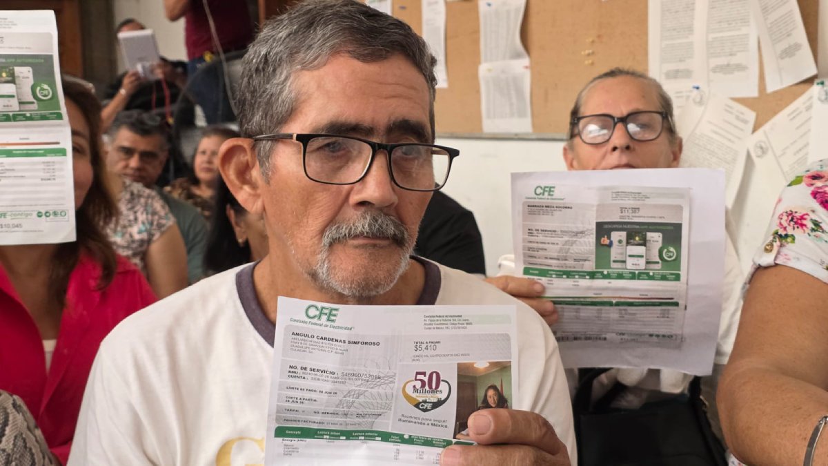 culiacanenses acudieron este jueves a la mesa de atención ciudadana que instalo cfe adulto