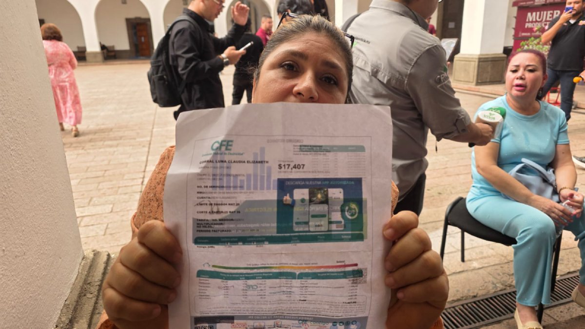 culiacanenses acudieron este jueves a la mesa de atención ciudadana que instalo cfe alto