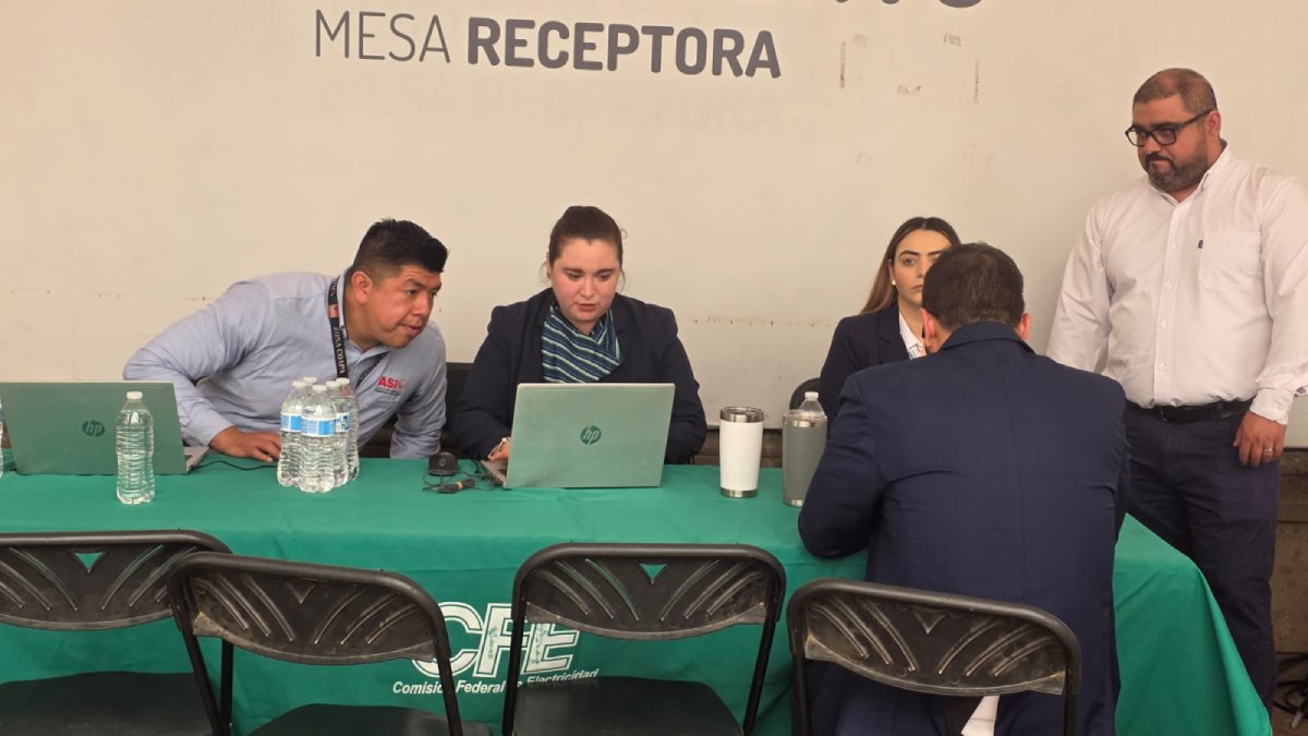 culiacanenses acudieron este jueves a la mesa de atención ciudadana que instalo cfe mesa