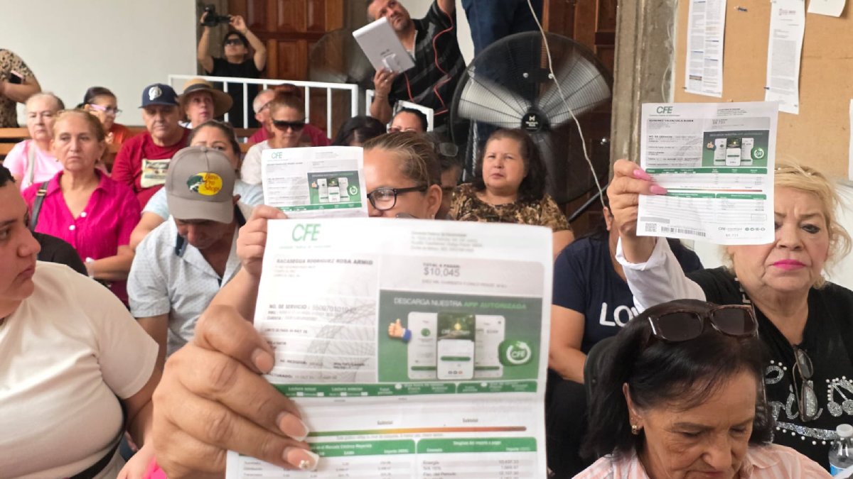 culiacanenses acudieron este jueves a la mesa de atención ciudadana que instalo cfe recibos