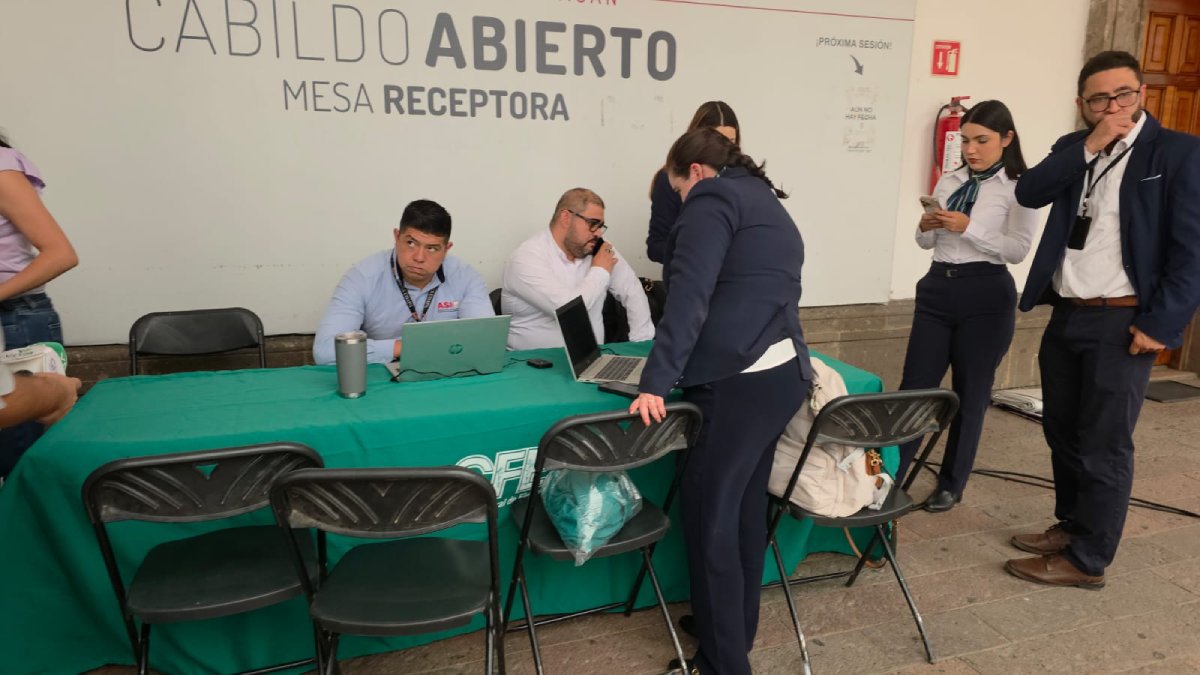 culiacanenses acudieron este jueves a la mesa de atención ciudadana que instalo cfe sinaloa