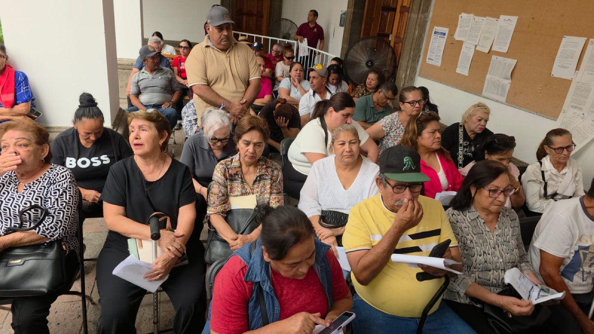 culiacanenses acudieron este jueves a la mesa de atención ciudadana que instalo cfe