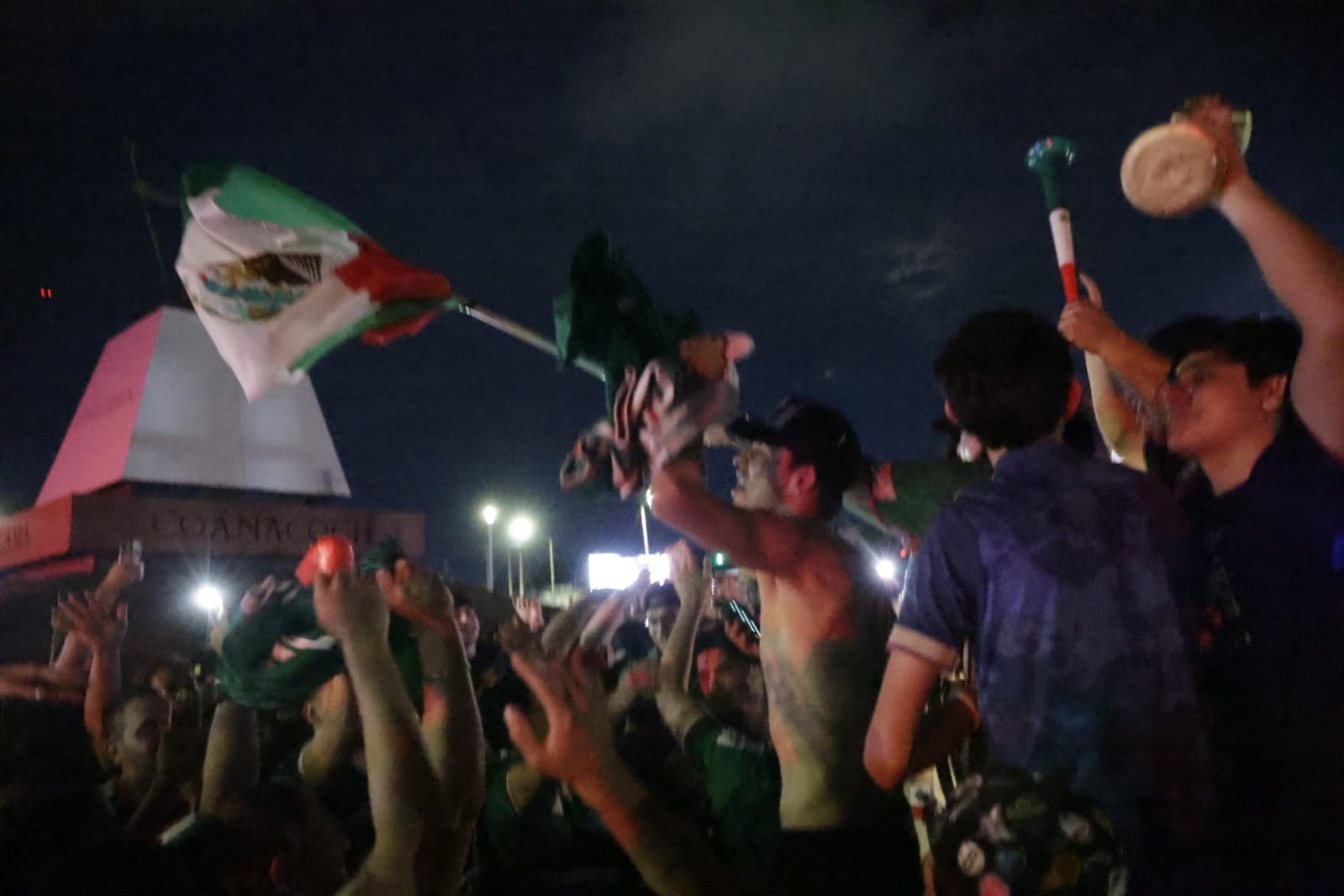Culiacanenses celebran el triunfo del "Tri" sobre Ecuador en "La Canasta"