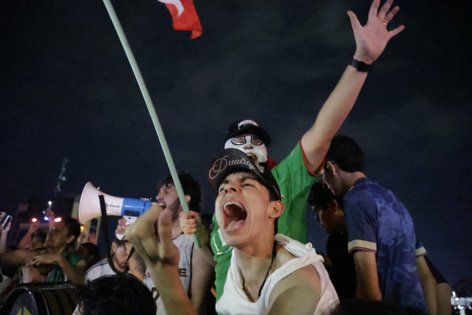 Culiacanenses celebran el triunfo del "Tri" sobre Ecuador en "La Canasta"