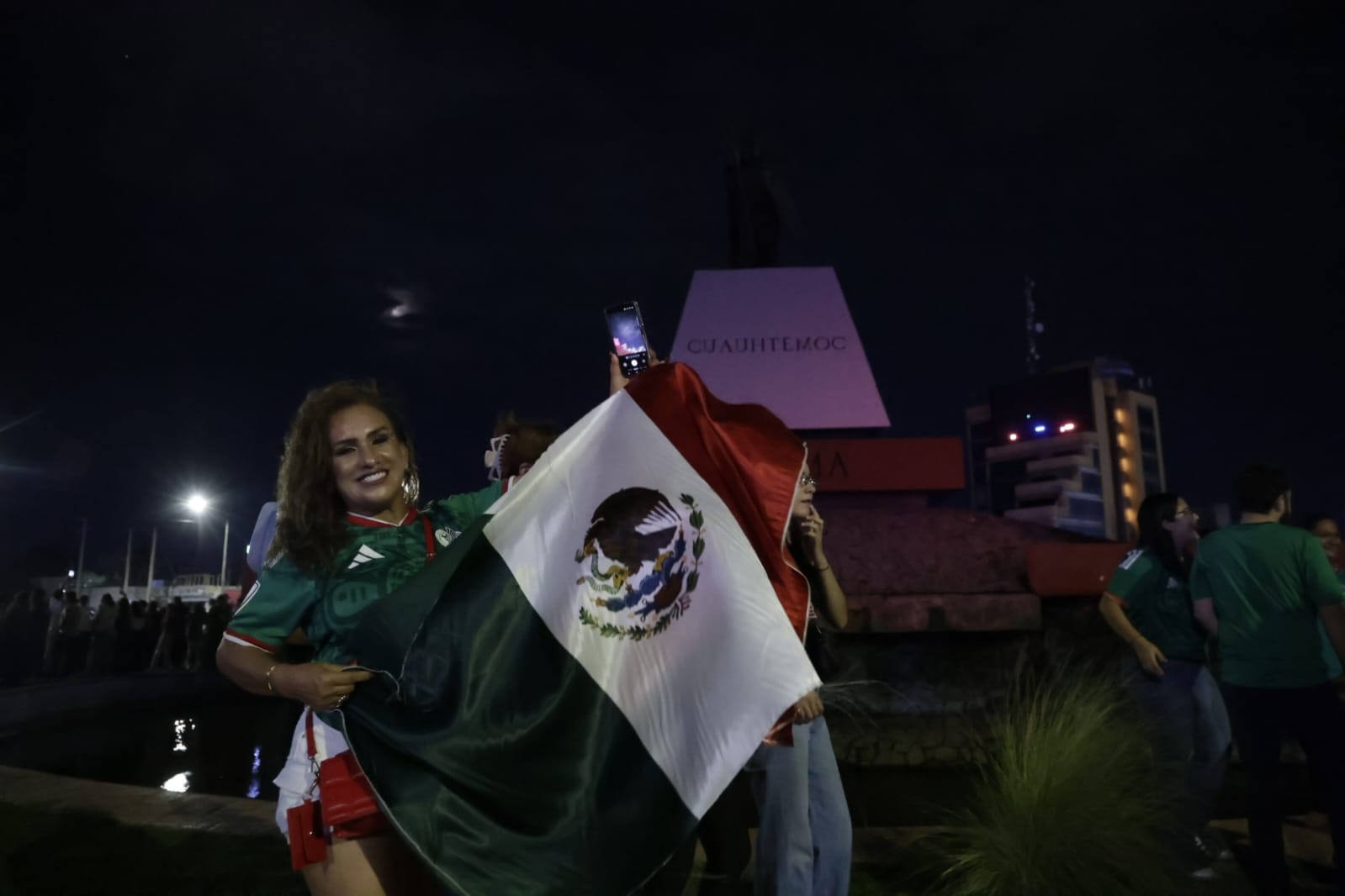Culiacanenses celebran el triunfo del "Tri" sobre Ecuador en "La Canasta"