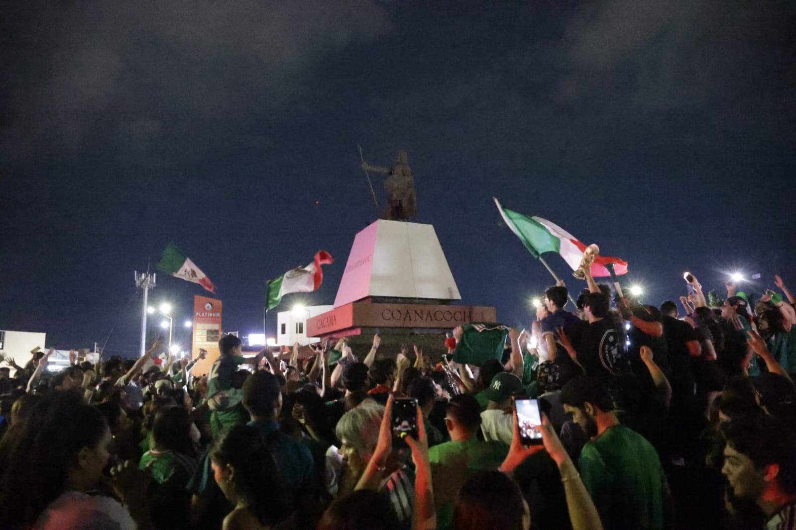 Culiacanenses celebran el triunfo del "Tri" sobre Ecuador en "La Canasta"
