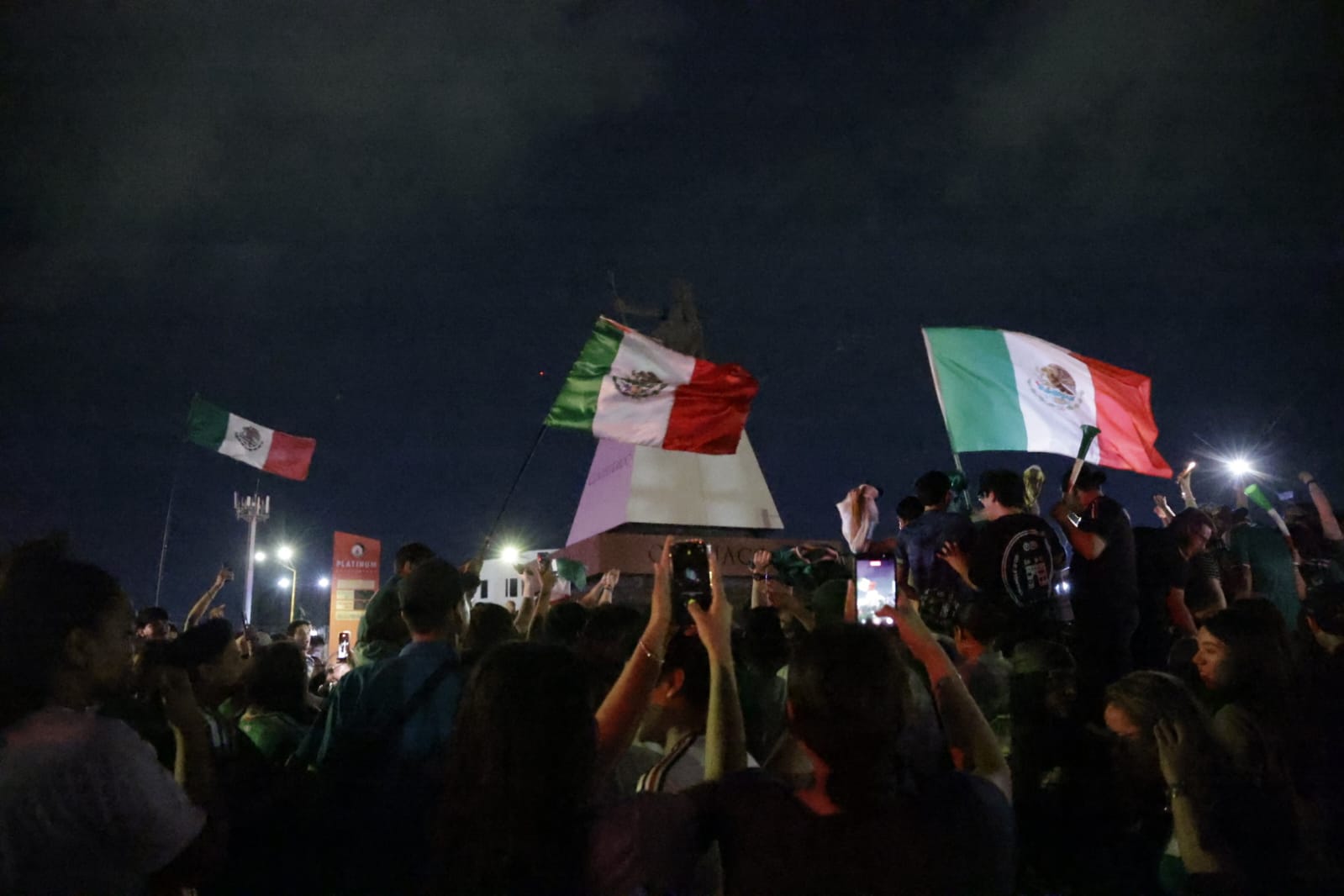 Culiacanenses celebran el triunfo del "Tri" sobre Ecuador en "La Canasta"