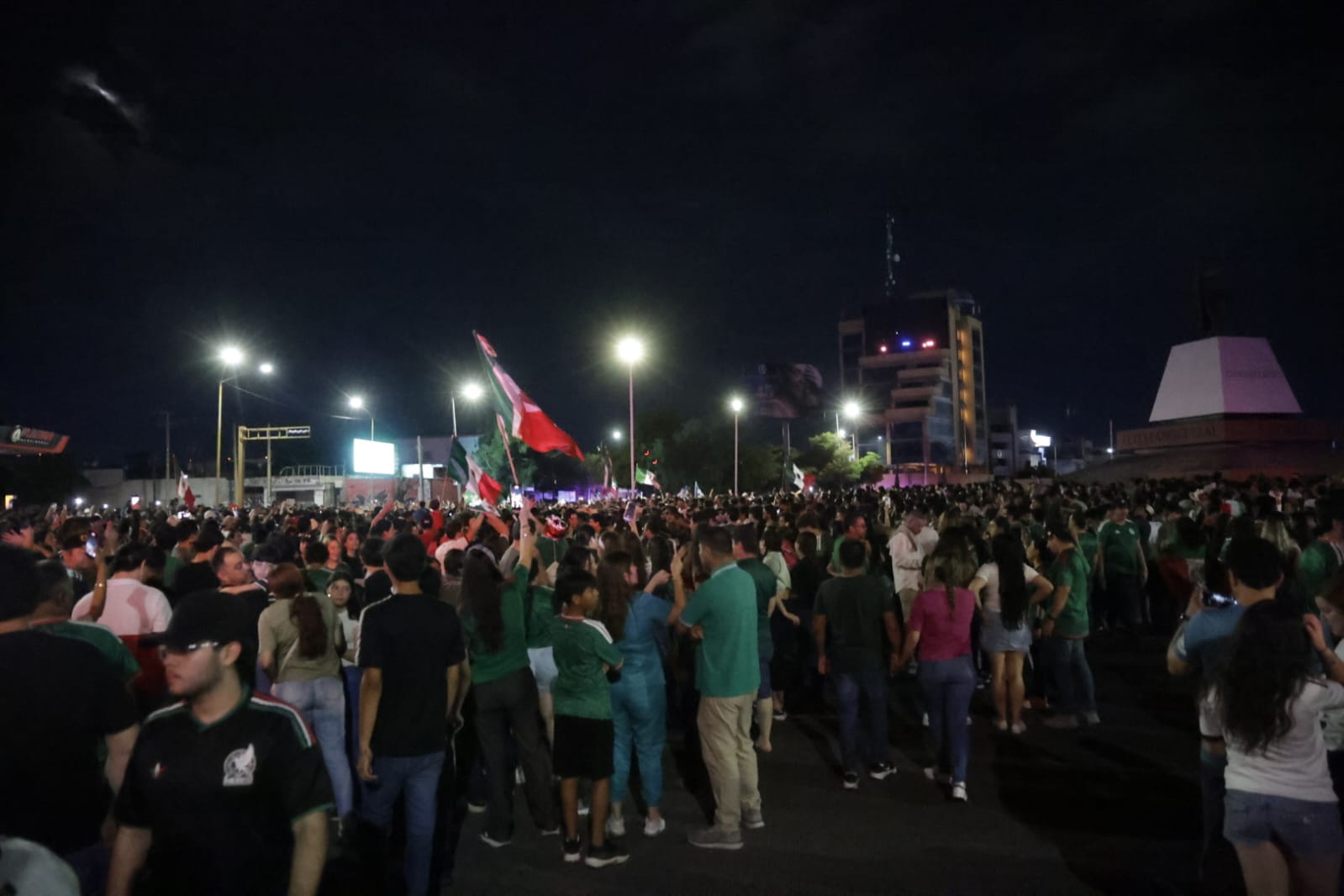 Culiacanenses celebran el triunfo del "Tri" sobre Ecuador en "La Canasta"