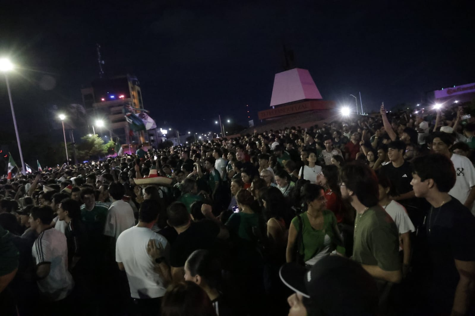 Culiacanenses celebran el triunfo del "Tri" sobre Ecuador en "La Canasta"