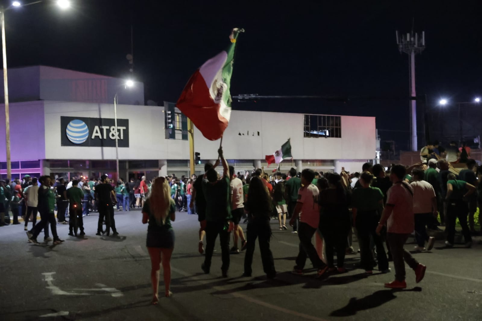 Culiacanenses celebran el triunfo del "Tri" sobre Ecuador en "La Canasta"