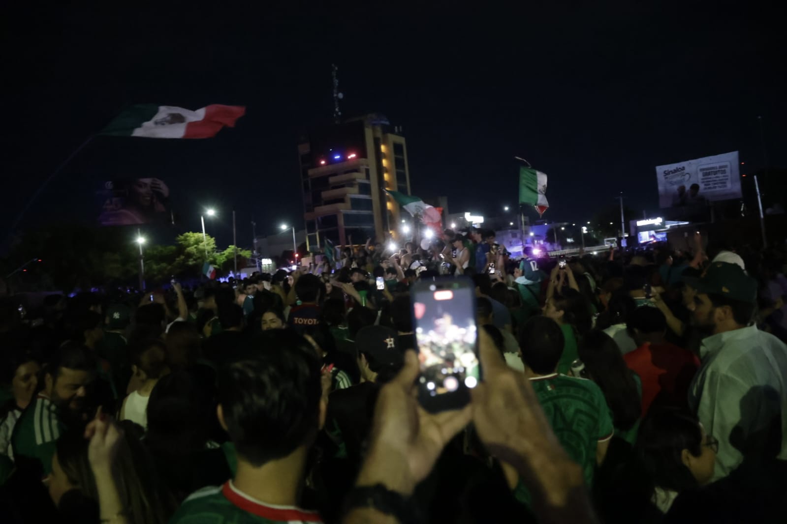 Culiacanenses celebran el triunfo del "Tri" sobre Ecuador en "La Canasta"
