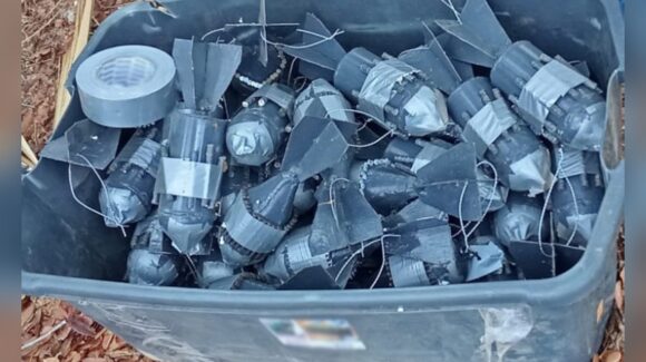 Hallan arsenal oculto en vehículo abandonado en El Rosario, Sinaloa; aseguran 49 explosivos, cientos de cartuchos y equipo táctico