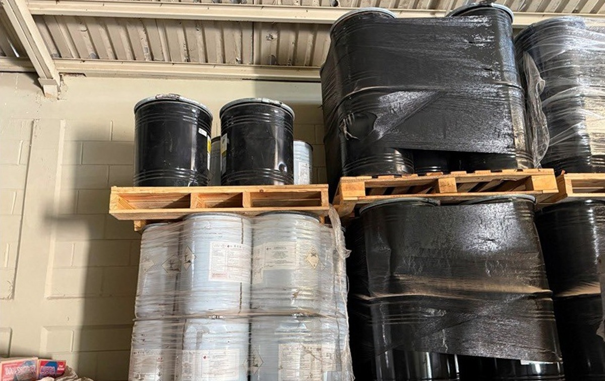 Decomiso de metanfetamina líquida en bodega de Los Mochis, Sinaloa