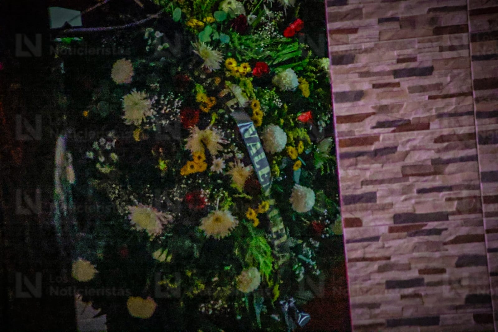 Dejan corona fúnebre en casa de la diputada local del PRI Paola Gárate