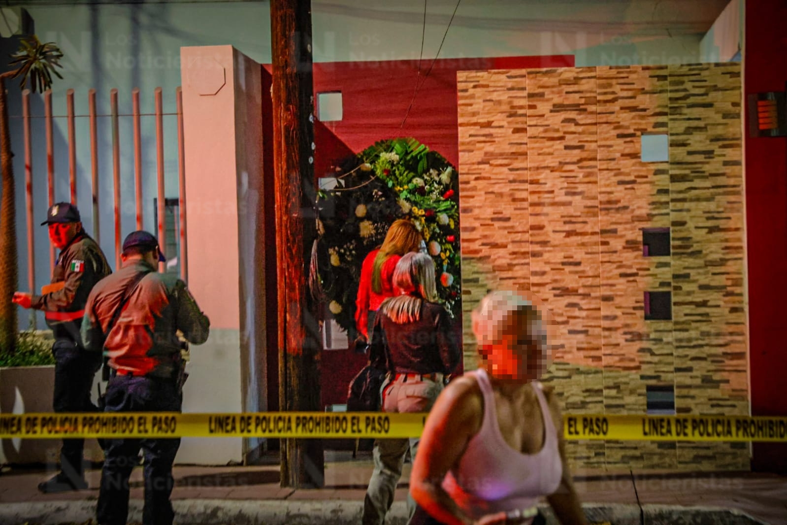 Dejan corona fúnebre en casa de la diputada local del PRI Paola Gárate