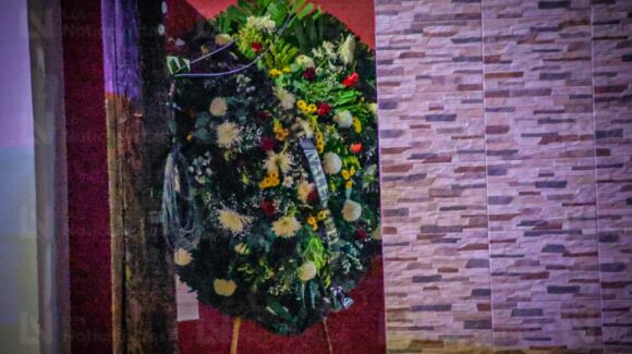 Regidores de Culiacán realizan posicionamiento ante corona fúnebre que recibió Paola Gárate