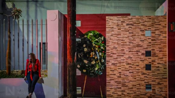 Dejan corona fúnebre en casa de la diputada del PRI Paola Gárate en Culiacán, Sinaloa