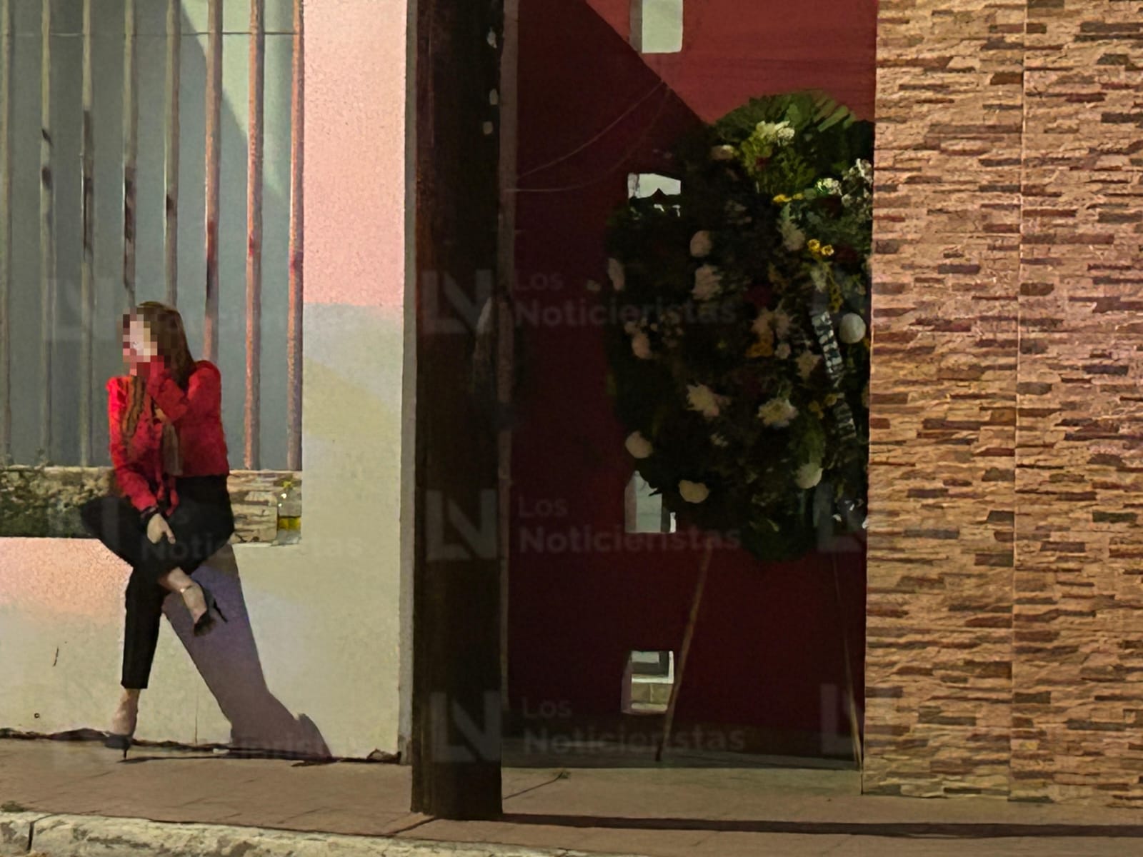 Dejan corona fúnebre en casa de la diputada local del PRI Paola Gárate
