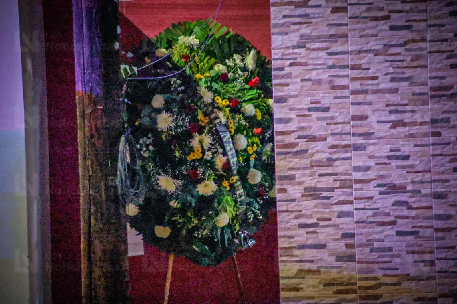 Dejan corona fúnebre en casa de la diputada local del PRI Paola Gárate