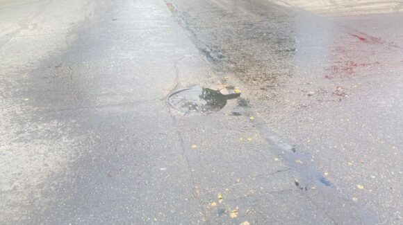 ¡No son aguas negras, es aceite! Brota líquido de alcantarilla en Guasave, Sinaloa, y provoca percance vial