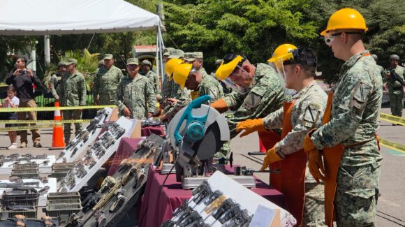 Destruyen armamento en Culiacán, Sinaloa, incluidas armas bañadas en oro