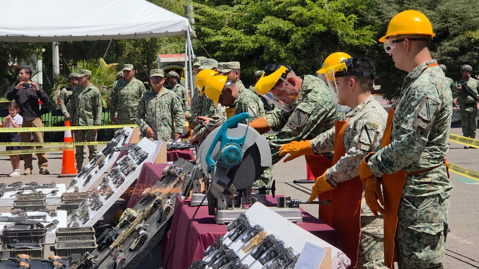 Destrucción de armamento decomisado en Sinaloa