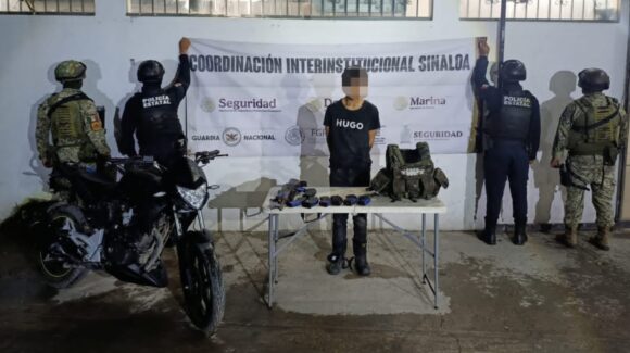 Detienen a hombre armado en Escuinapa; aseguran fusil AK-47, cargadores y más de 200 cartuchos