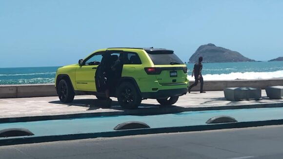 Conductor ingresa con su Jeep al Malecón de Mazatlán, Sinaloa y termina detenido por la Policía Municipal