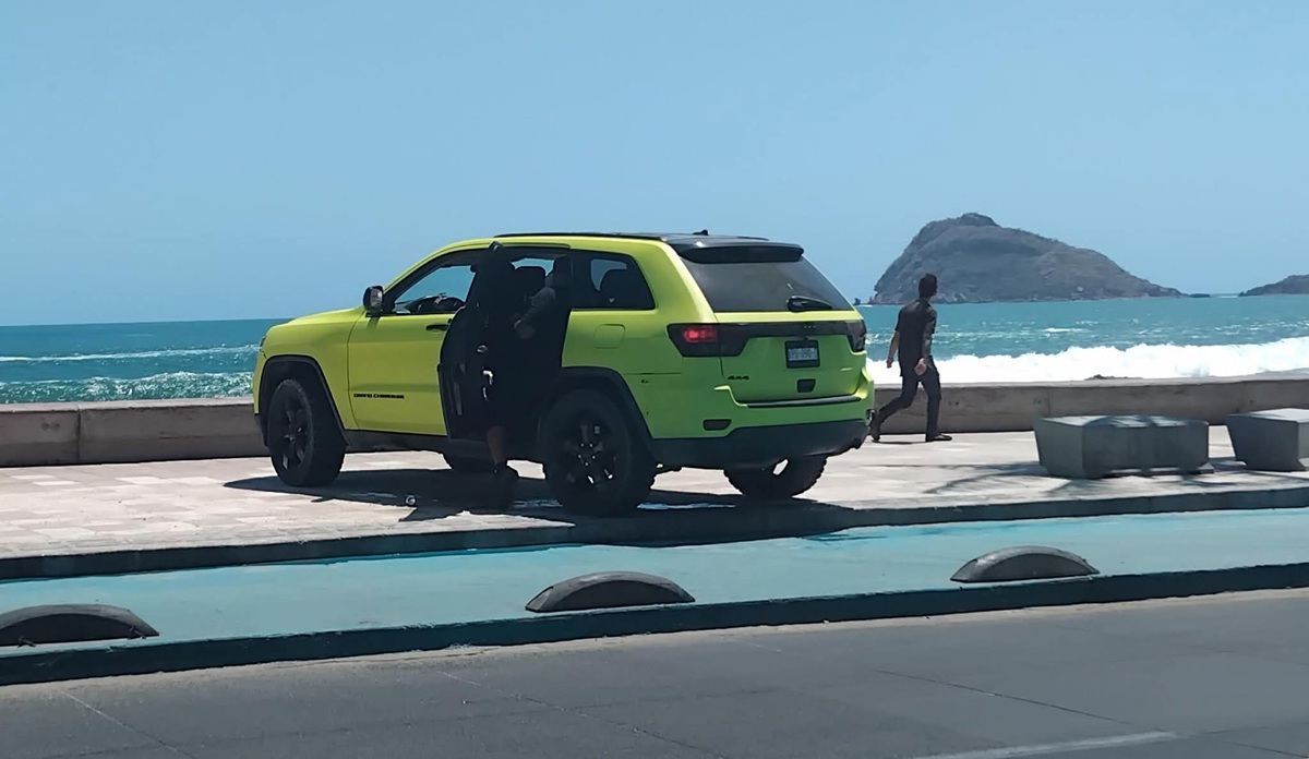 Detenido por estacionar su camioneta y orinar en el Malecón de Mazatlán